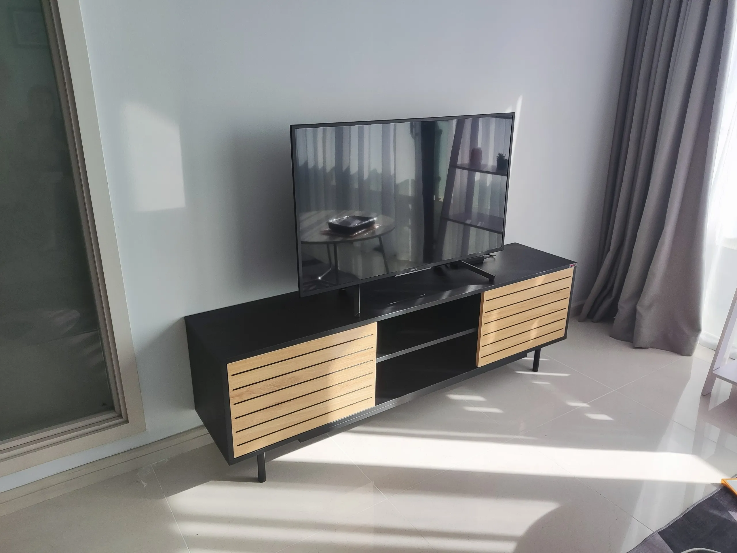 Tủ kệ tivi hiện đại cho gia đình Toutousai